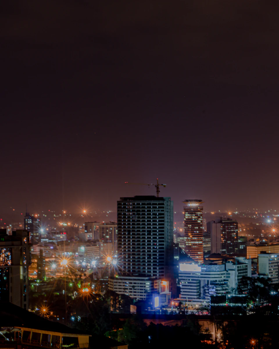 Skyline d'un quartier d'affaires africain, illustrant notre intelligence locale sur le continent